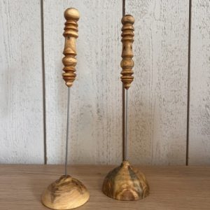 Potatissticka svarvad med fot, sticka i stål.